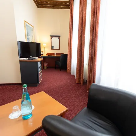 Akzent Am Goldenen Strauss Отель Гёрлиц