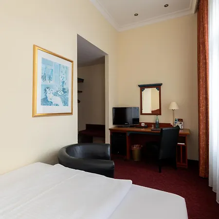 Отель Akzent Am Goldenen Strauss Гёрлиц